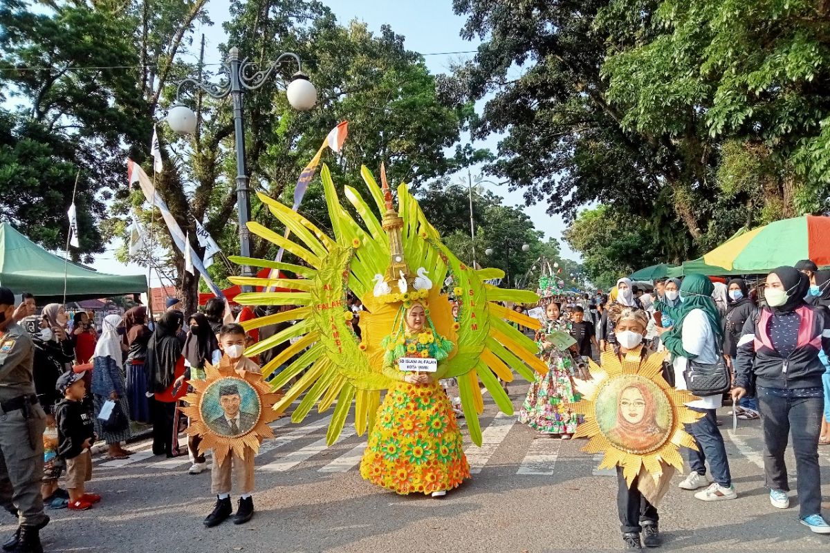 Pelajar di Kota Jambi bawa pesan lingkungan saat carnaval Hari Lingkungan Hidup