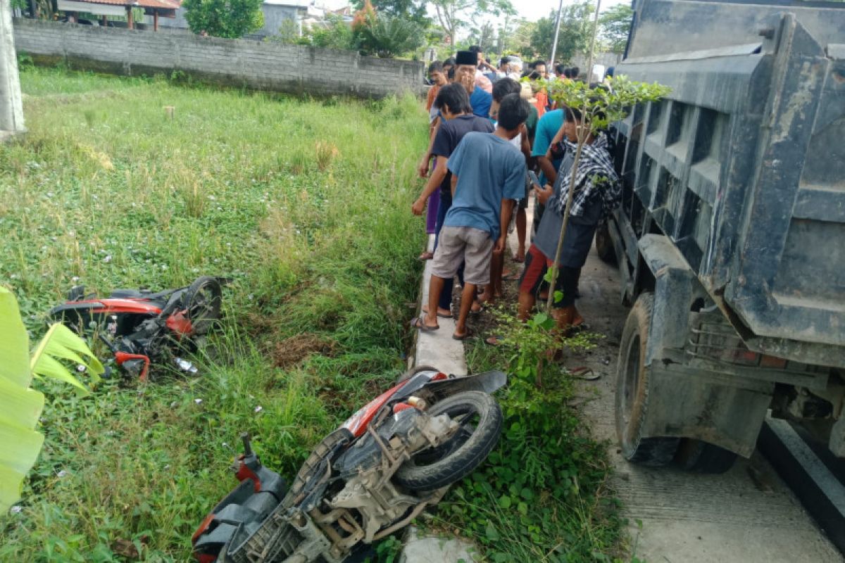 Dam truk vs tiga motor tabrakan di jalan raya Lombok Tengah, satu meninggal usia 5 tahun
