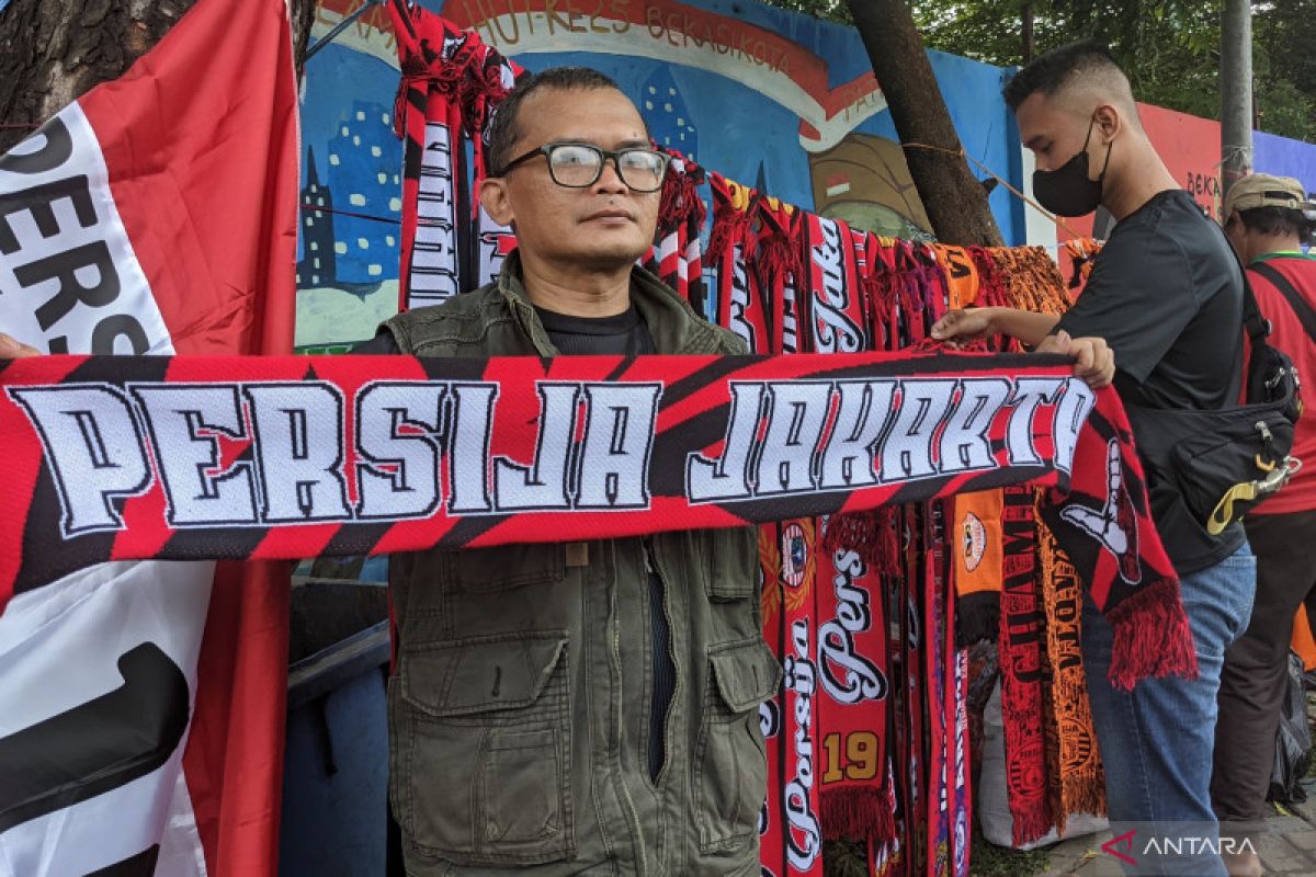 Pedagang pernak-pernik Persija banjiri Stadion Patriot Candrabhaga