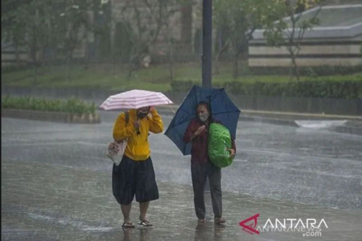 Jambi dan sejumlah kota besar diprakirakan mengalami hujan ringan