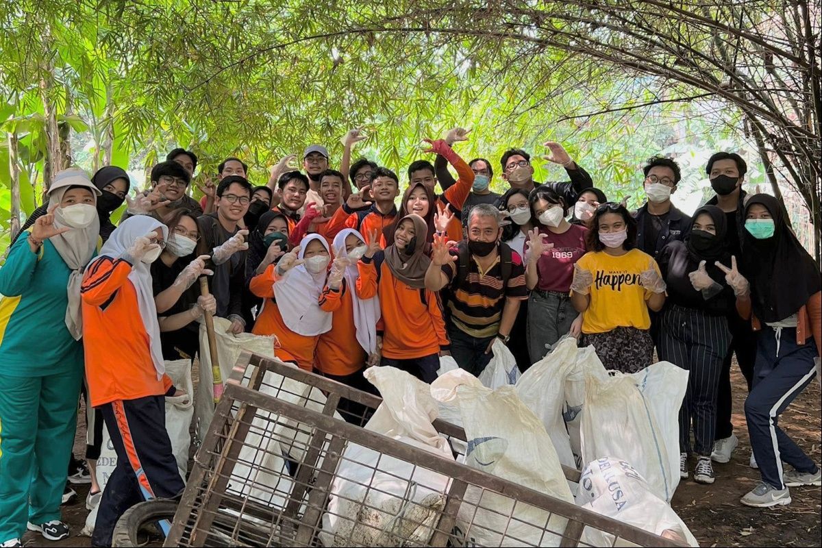 Hari Lingkungan Hidup Sedunia, BEM UI bersama KPC bersihkan Sungai Ciliwung