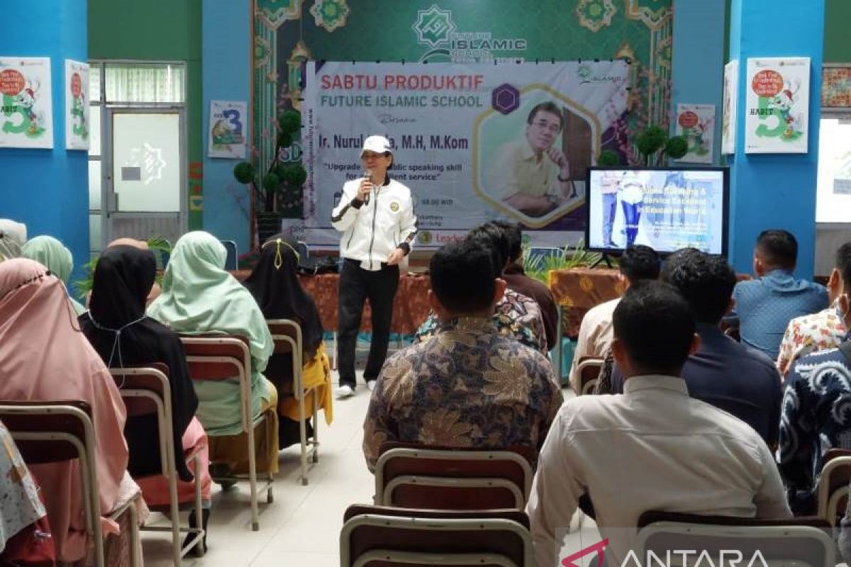 Praktisi latih public speaking 50 pengajar sekolah Islam Terpadu Pekanbaru