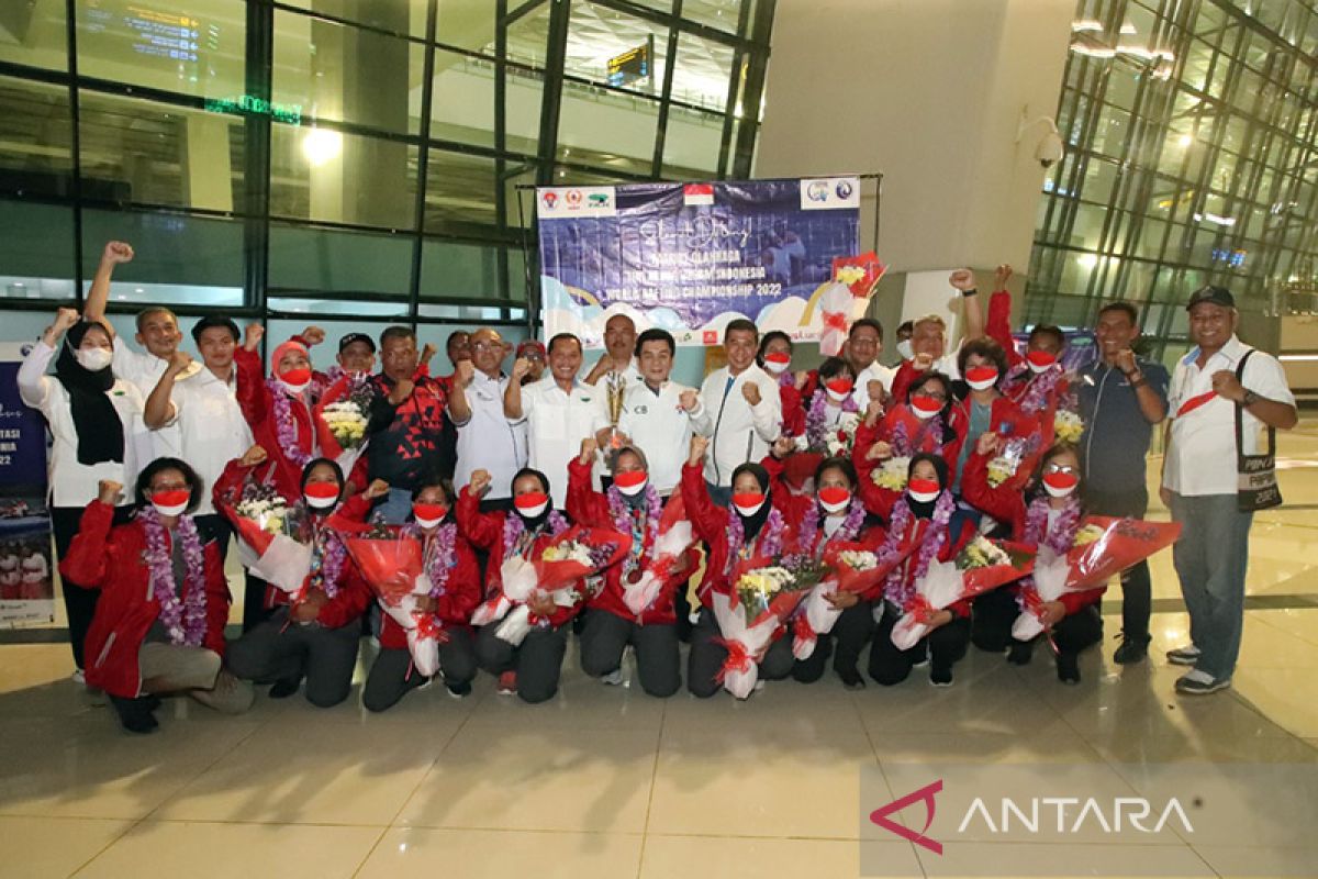 Tim putri juara dunia arung jeram tiba di Tanah Air