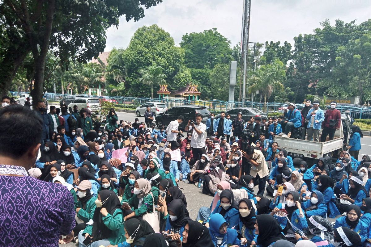 Mahasiswa dan dosen psikologi di Riau turun ke jalan