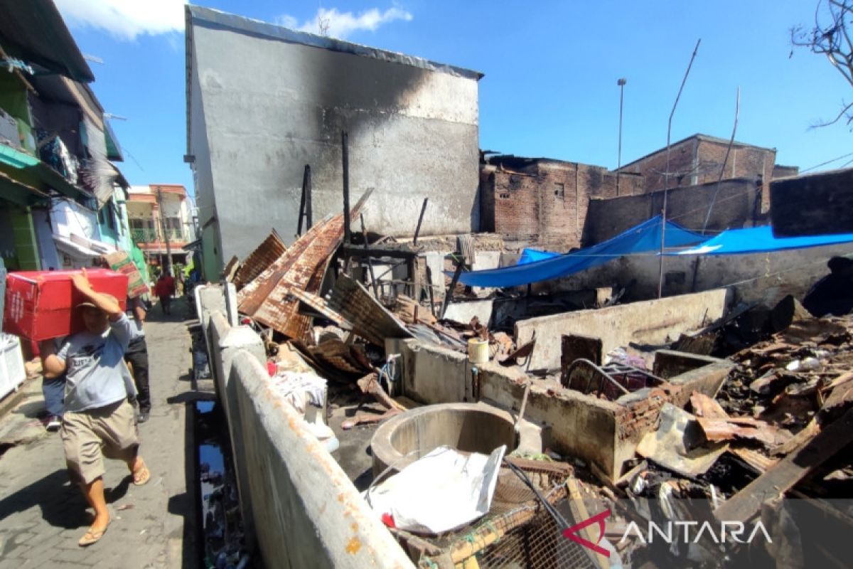 Dinsos Makassar salurkan bantuan bagi korban kebakaran di Maccini Pasar Malam IV