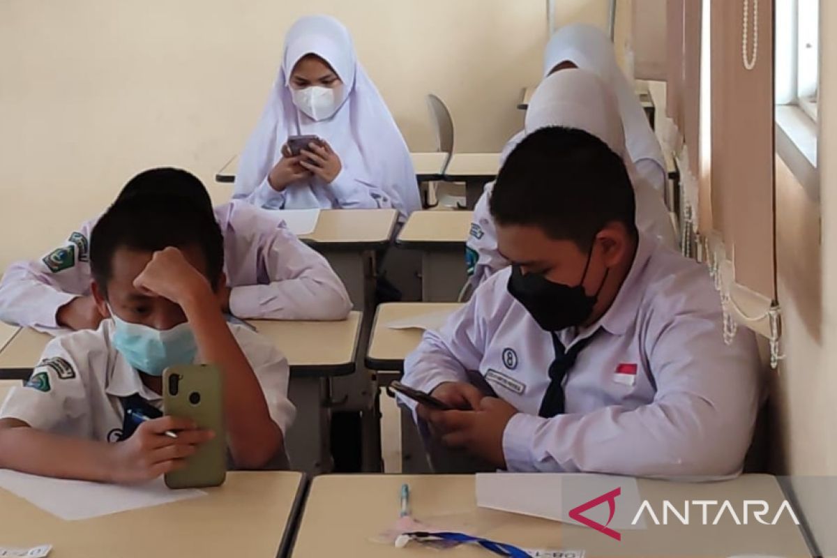 Ujian semester siswa SMP di Pelambang manfaatkan kecanggihan teknologi