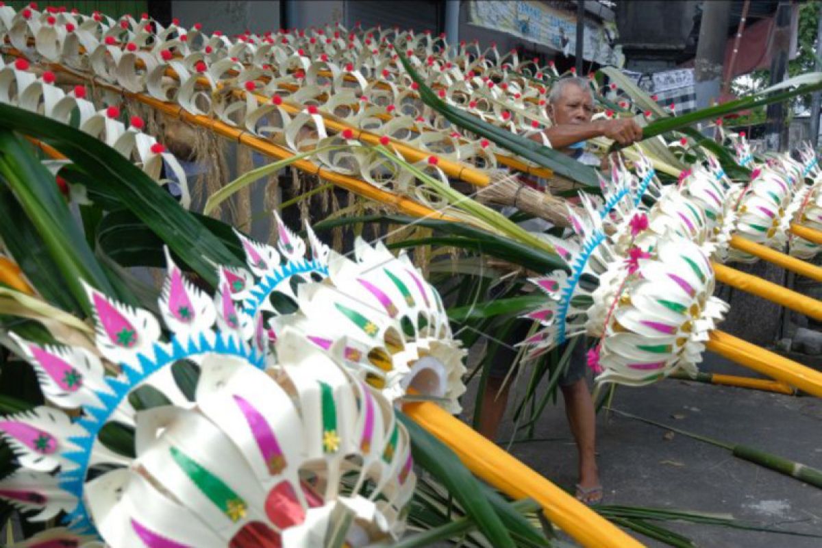 Pembuatan penjor jelang Galungan