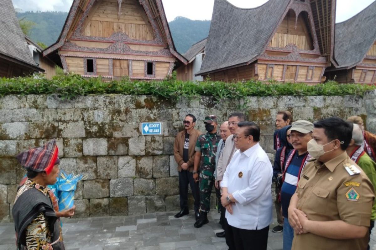 Anggota Dewan Pertimbangan Presiden Agung Laksono kunjungi Huta Siallagan