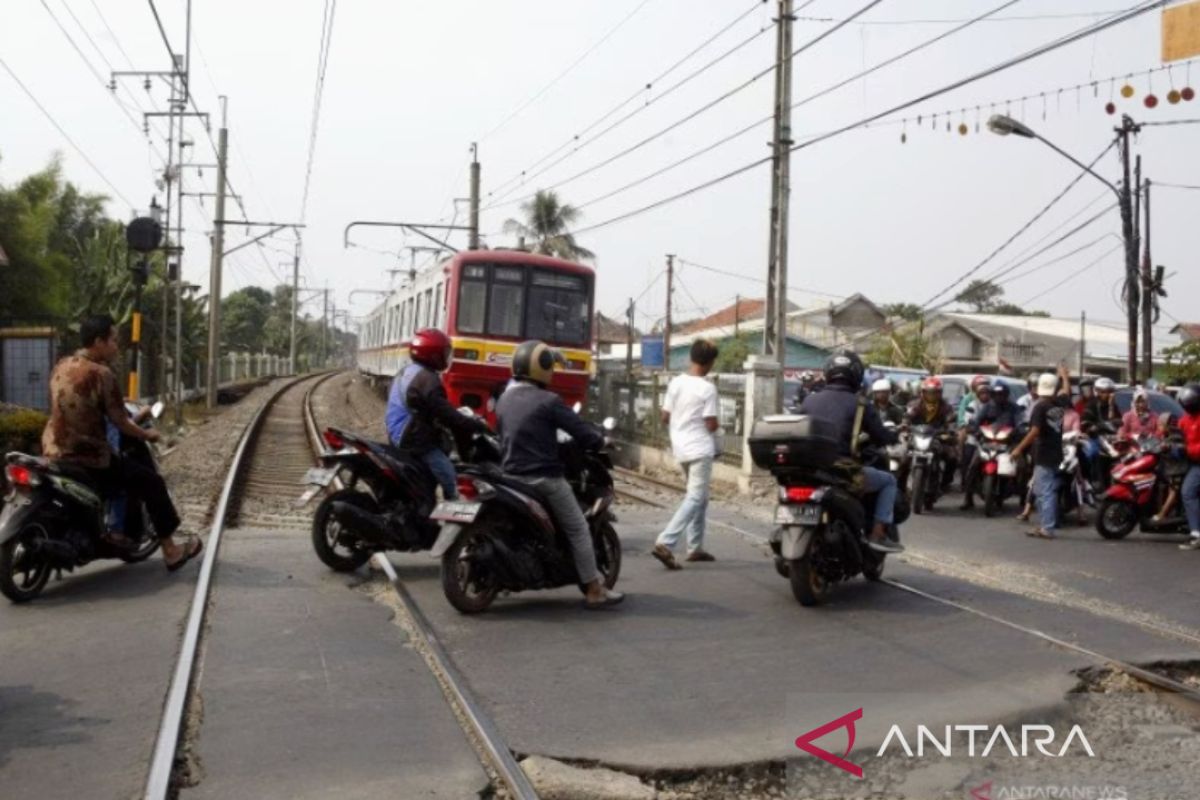 Pengendara motor di Karawang meninggal tersambar kereta api