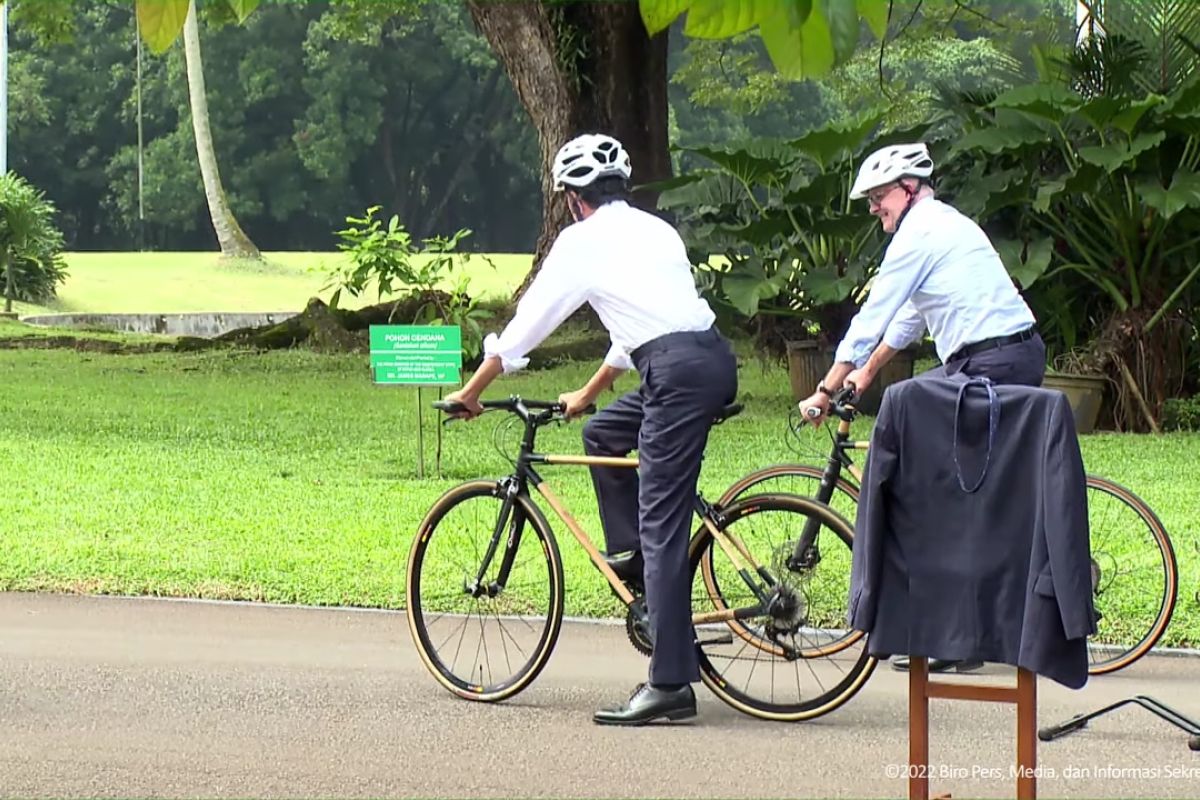 Jokowi-Albanese naik sepeda bambu tekankan pesan ramah lingkungan