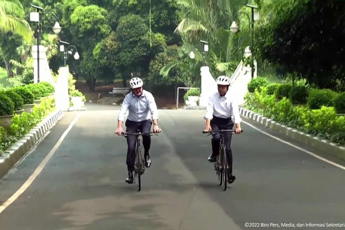 Presiden Jokowi ajak PM Australia naik sepeda bambu