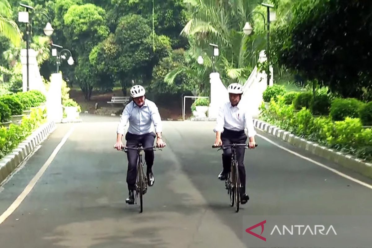Presiden Jokowi ajak PM Australia menanam pohon dan naik sepeda bambu
