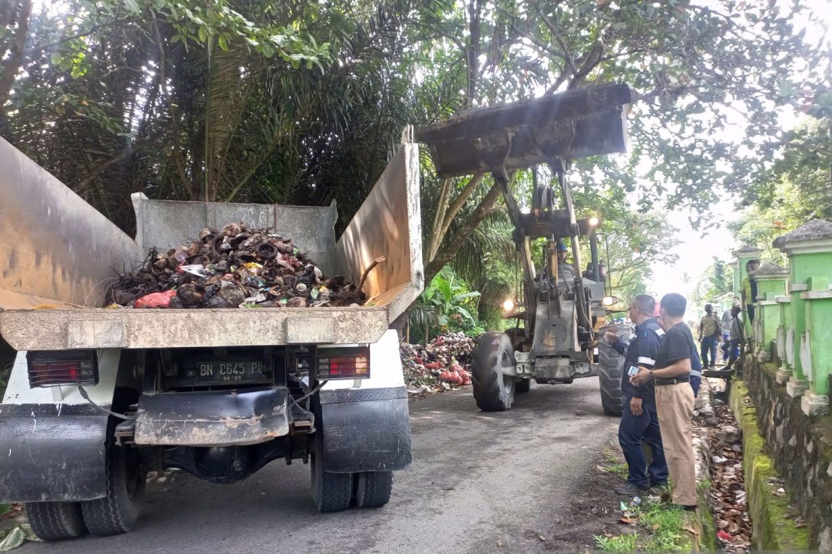 Peringati Hari Lingkungan Hidup Sedunia, PT Timah Tbk bersama masyarakat bersihkan sampah di TPU Kuteseribu Muntok