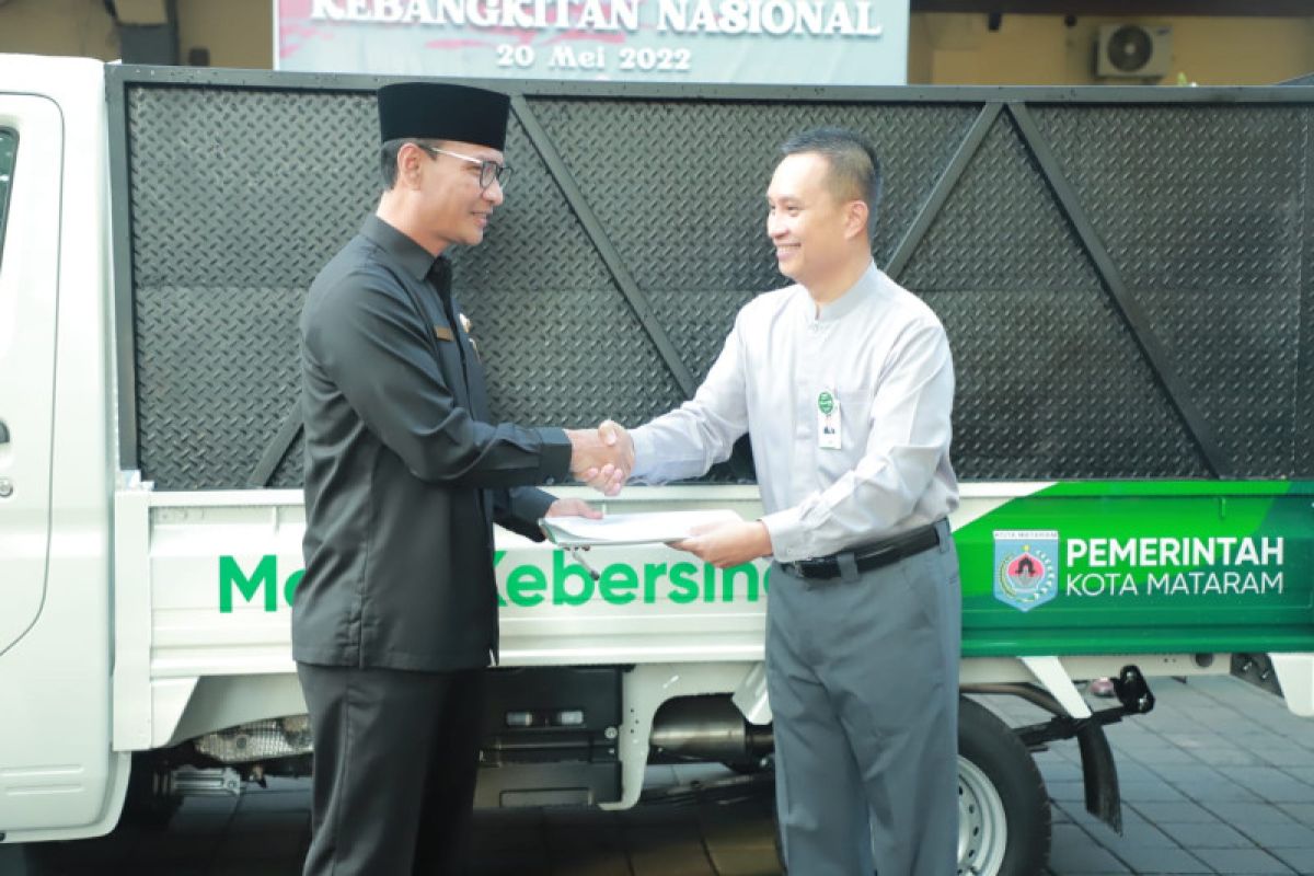 Pemkot Mataram menerima bantuan kendaraan pengangkut sampah