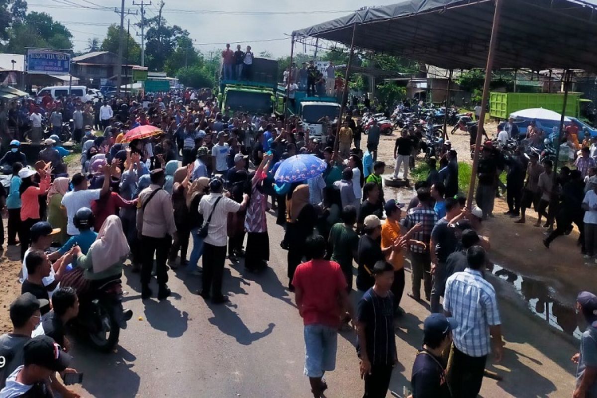 Warga Sridadi Batanghari hadang truk angkutan batu bara