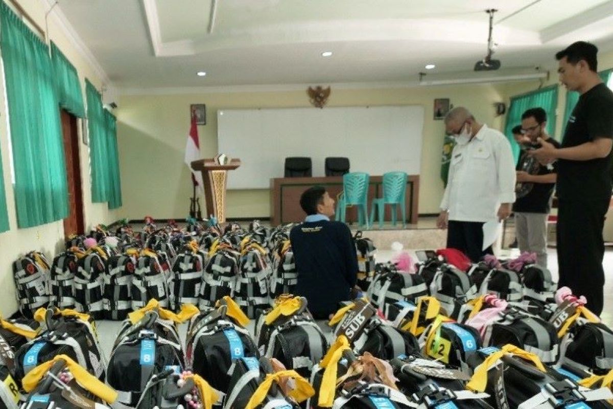 Petugas Kemenag Kota Madiun siapkan puluhan koper jamaah calon haji