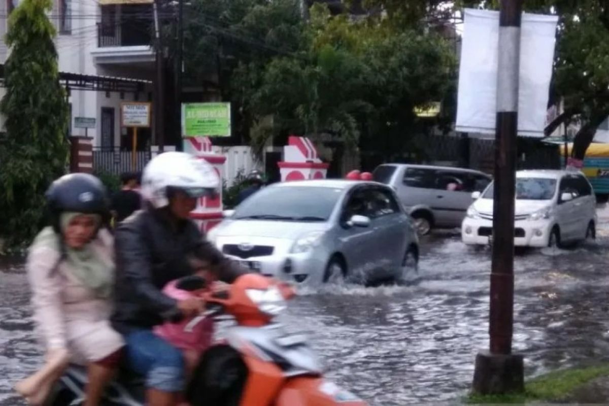 BMKG Sulawesi Tenggara imbau warga mewaspadai potensi hujan lebat di enam daerah