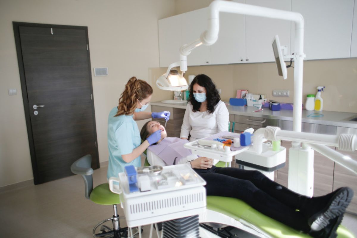 Pengobatan gigi lebih kompleks dan mahal jika pasien tunda ke dokter