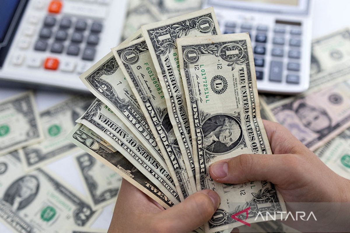 Dolar melemah tipis, namun catat kenaikan minggu ini