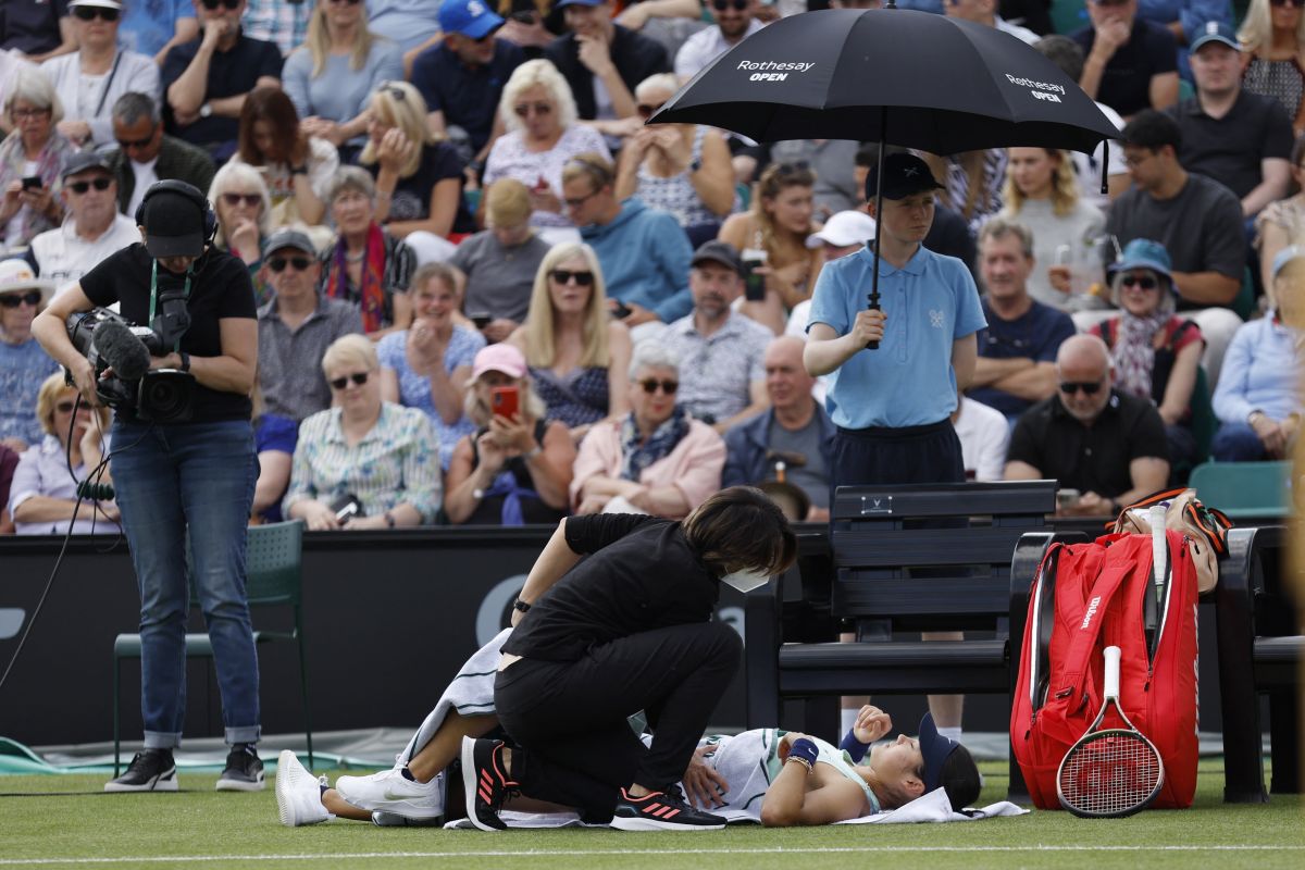 Cedera Raducanu jadi pukulan untuk persiapan Wimbledon