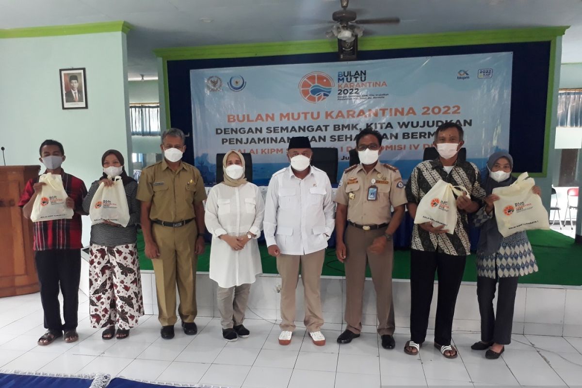 BKIPM Surabaya distribusikan 500 paket olahan ikan untuk warga Blitar