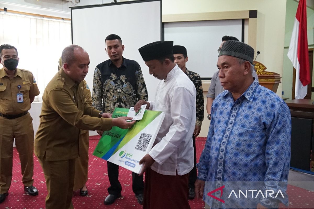 Walikota Pangkalpinang serahkan santunan JKK dan JKM untuk 200 guru ngaji