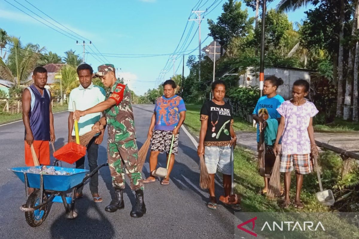 Koramil Supiori bantu bersihkan sampah di pinggir jalan