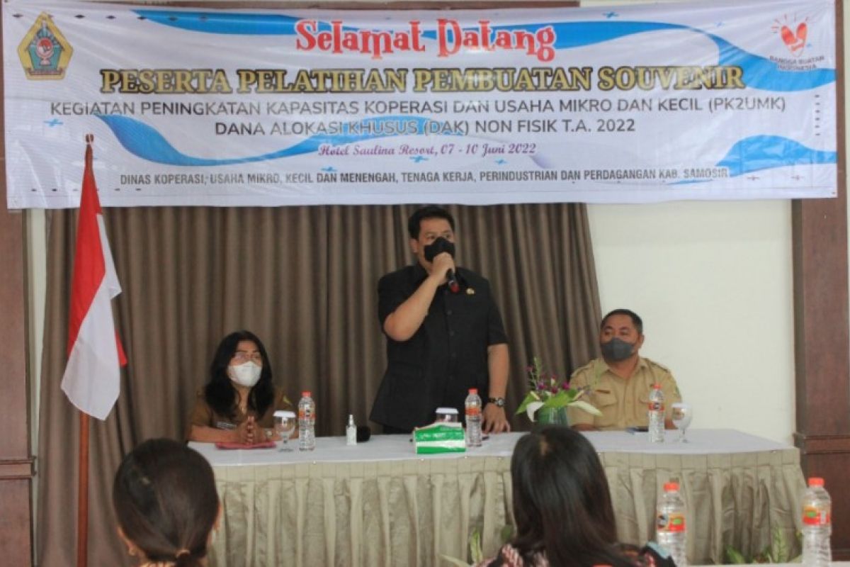 Bupati buka pelatihan pembuatan souvenir, guna mendukung program unggulanSamosir di Bidang UMKM