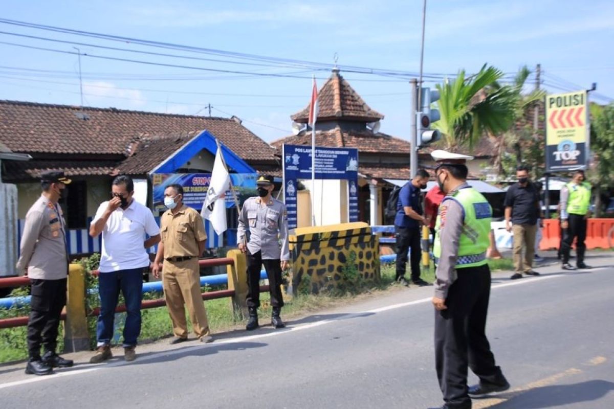 Polisi Madiun perketat pengawasan keluar masuk ternak cegah PMK