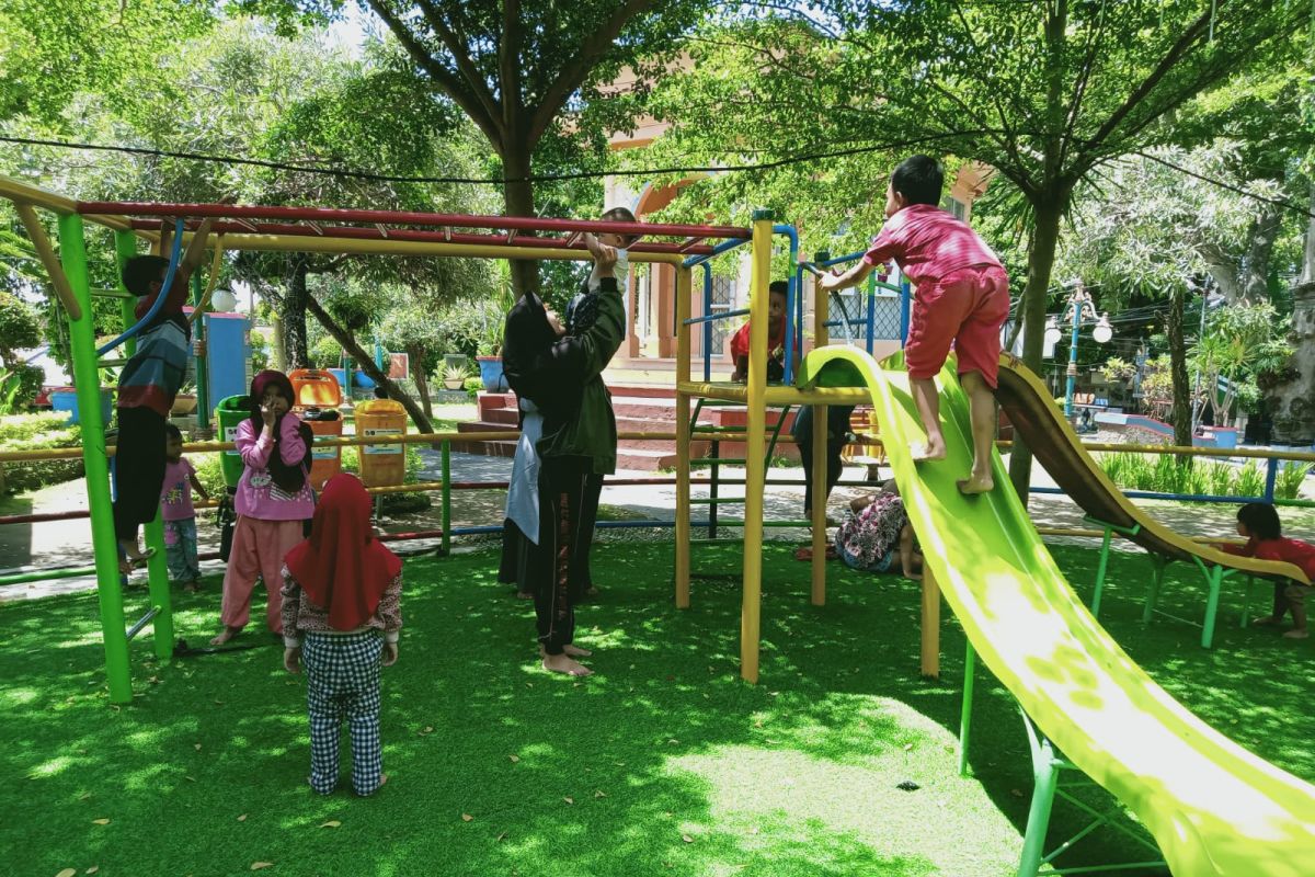 Di sejumlah ruang terbuka hijau di Mataram akan dibangun taman bermain anak
