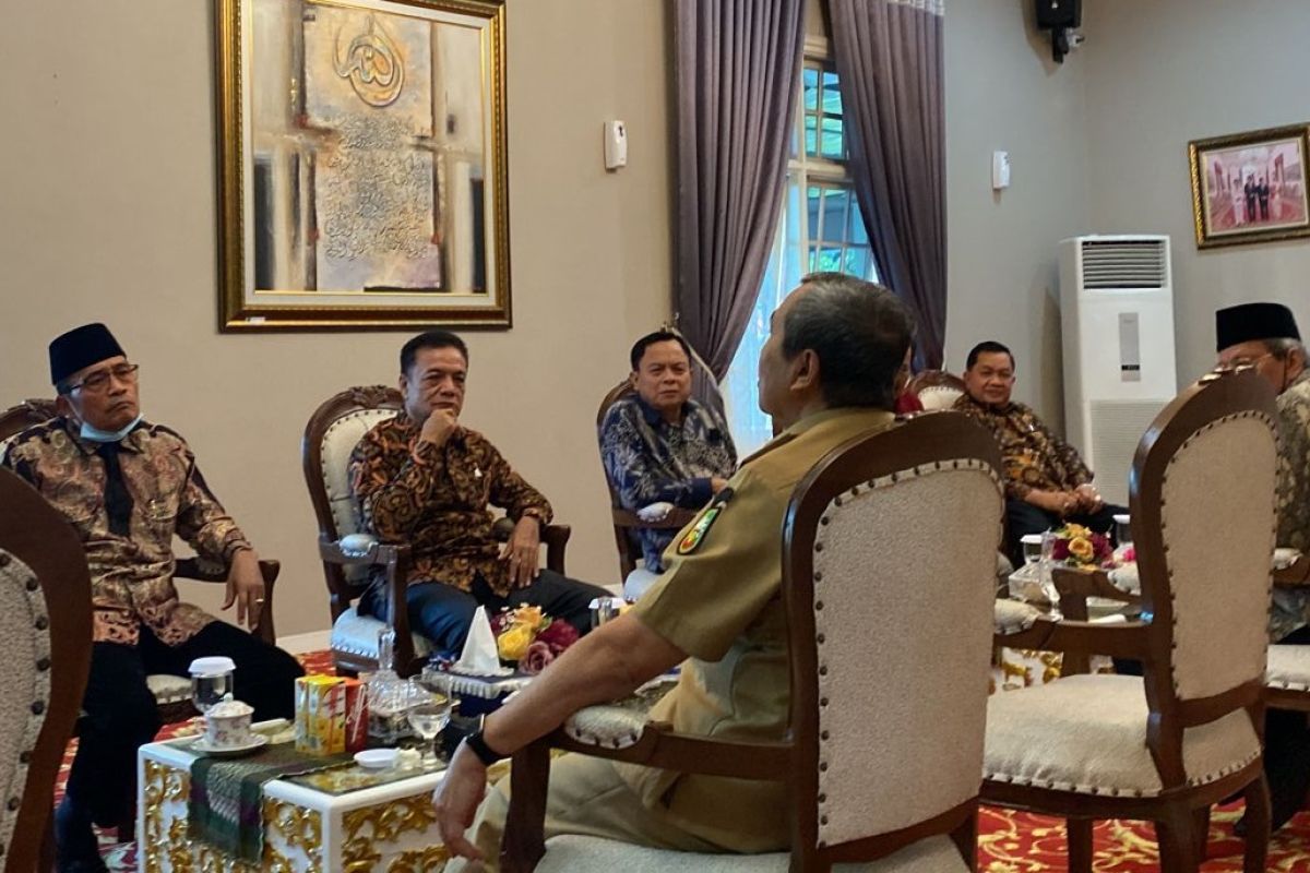 Silaturahmi bersama Gubri, DPP PKS TABASRiau apresiasi konversi BRKjadi syariah