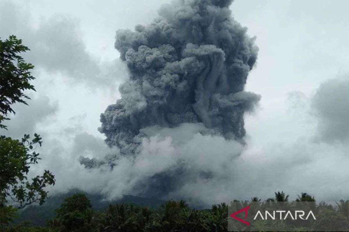 Gunung Kanlaon Filpina erupsi, 2.800 warga diungsikan