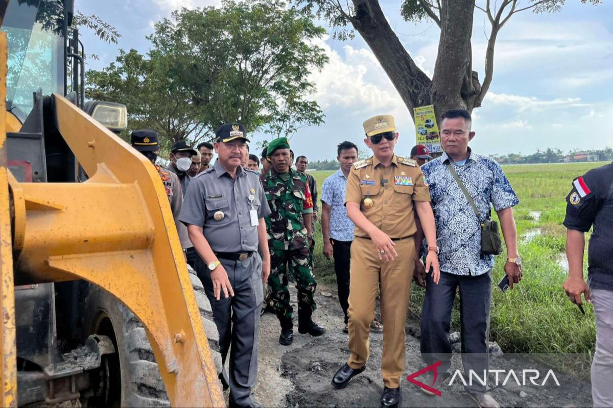 Dani Ramdan instruksikan perbaikan jalan saat kunjungi Pebayuran