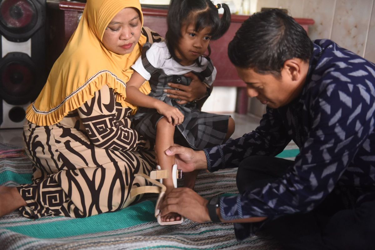 Wali Kota Kediri beri bantuan sepatu AFO anak disabilitas
