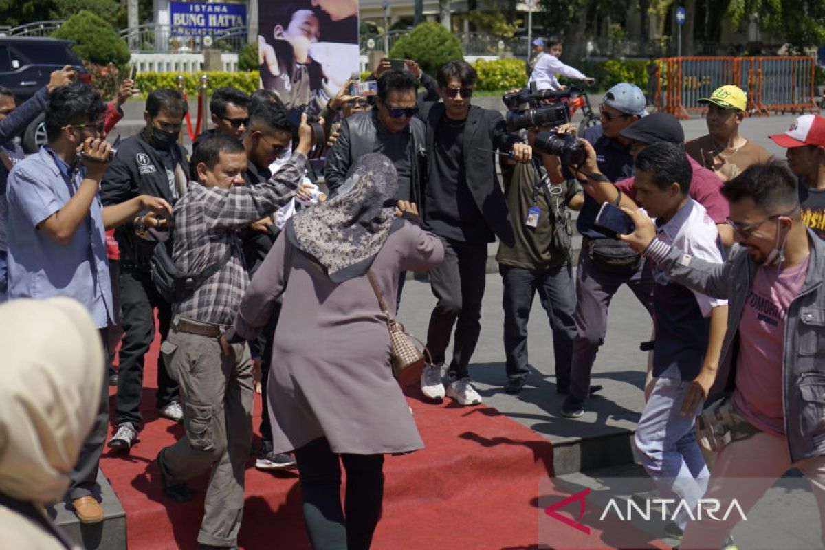 Perias Nasional Gusnaldi garap video klip terbaru di Jam Gadang