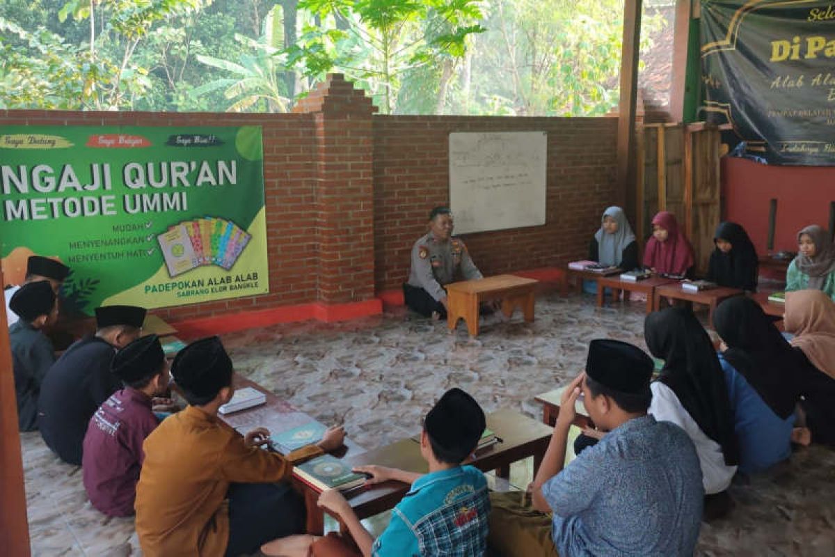 Aipda Adi Tri Sukmoro sediakan fasilitas mengaji secara gratis