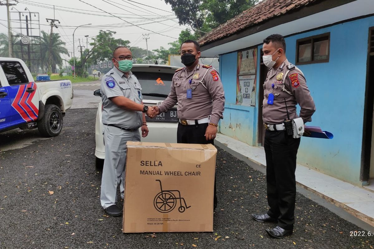 Wujudkan Layanan Ramah Disabilitas, Jasa Raharja Banten Serahkan Bantuan Kursi Roda Ke Polres Lebak