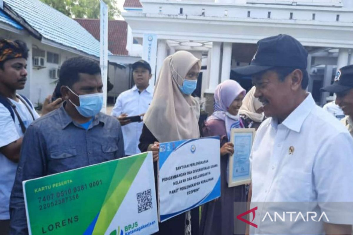 Menteri Kelautan serahkan kartu BPJAMSOSTEK nelayan di Wakatobi Sultra