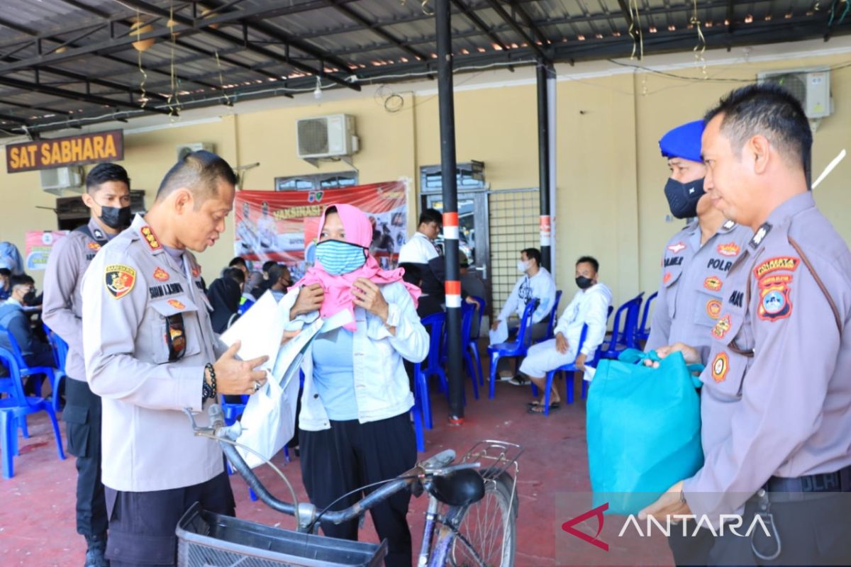 Kapolresta Banjarmasin apresiasi semangat warga bervaksin dengan sembako dan kupon hadiah