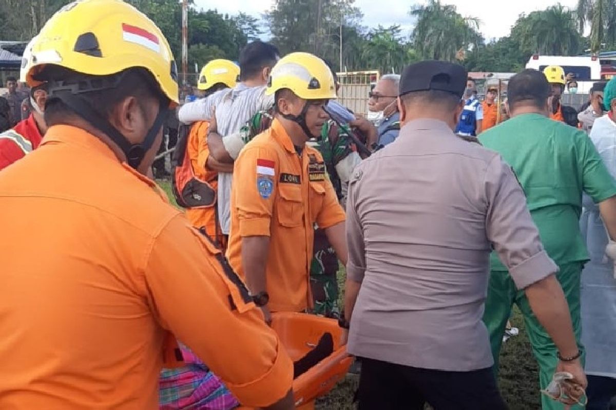 Tim gabungan SAR evakuasi kru dan penumpang helikopter nahas di Timika