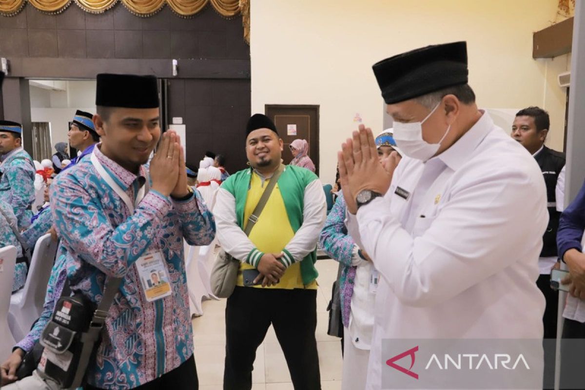 Wakil Wali Kota Solok bersama 50 jamaah calon haji telah berangkat ke tanah suci