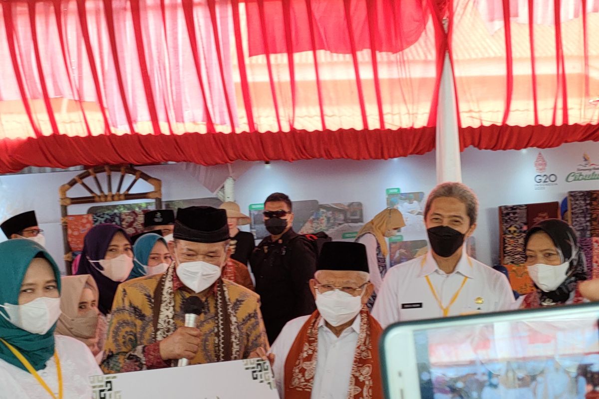 Ma'ruf Amin serahkan bantuan modal usaha untuk perajin Batik di Cibuluh Kota Bogor