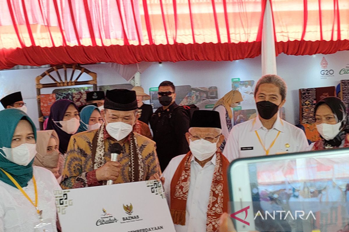 Wapres Ma'ruf Amin serahkan bantuan untuk perajin Batik Cibuluh Bogor