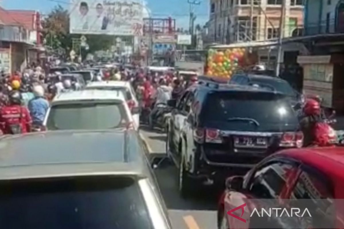 Ribuan warga tinggalkan kota Mamuju