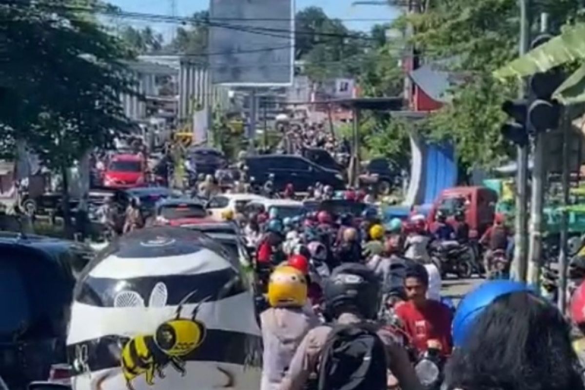 Bupati Sitti Sutinah Suhardi imbau warga Mamuju tetap tenang pascagempa