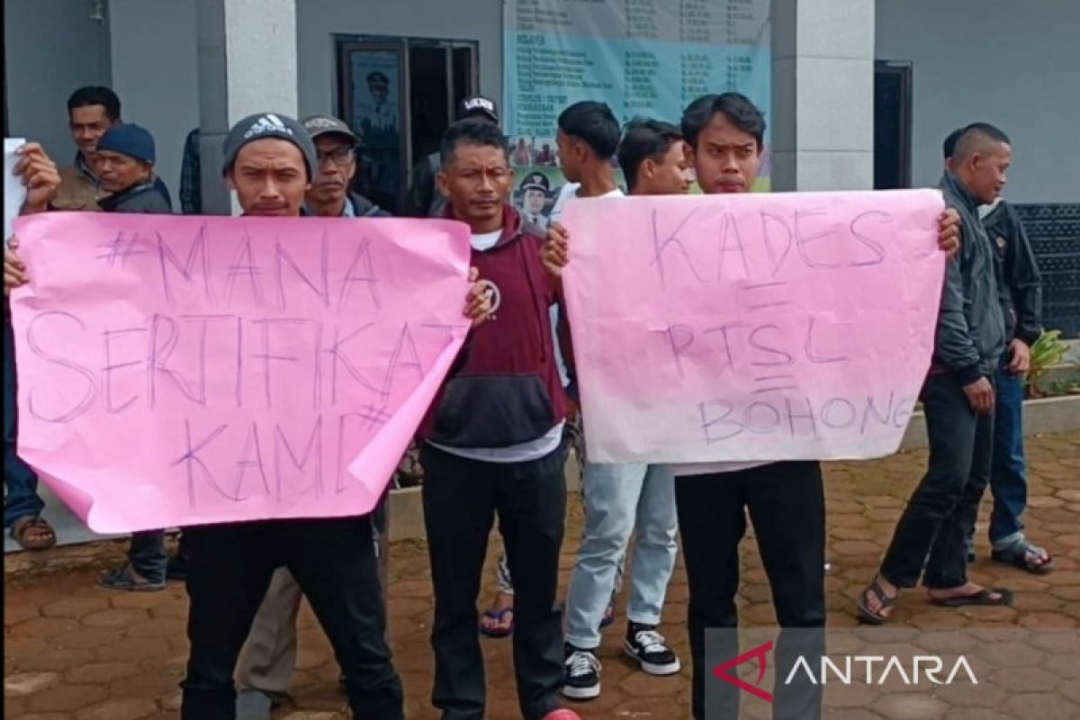 Ratusan warga Sukawangi Bogor gelar unjuk rasa di kantor desa tuntut kejelasan program PTSL