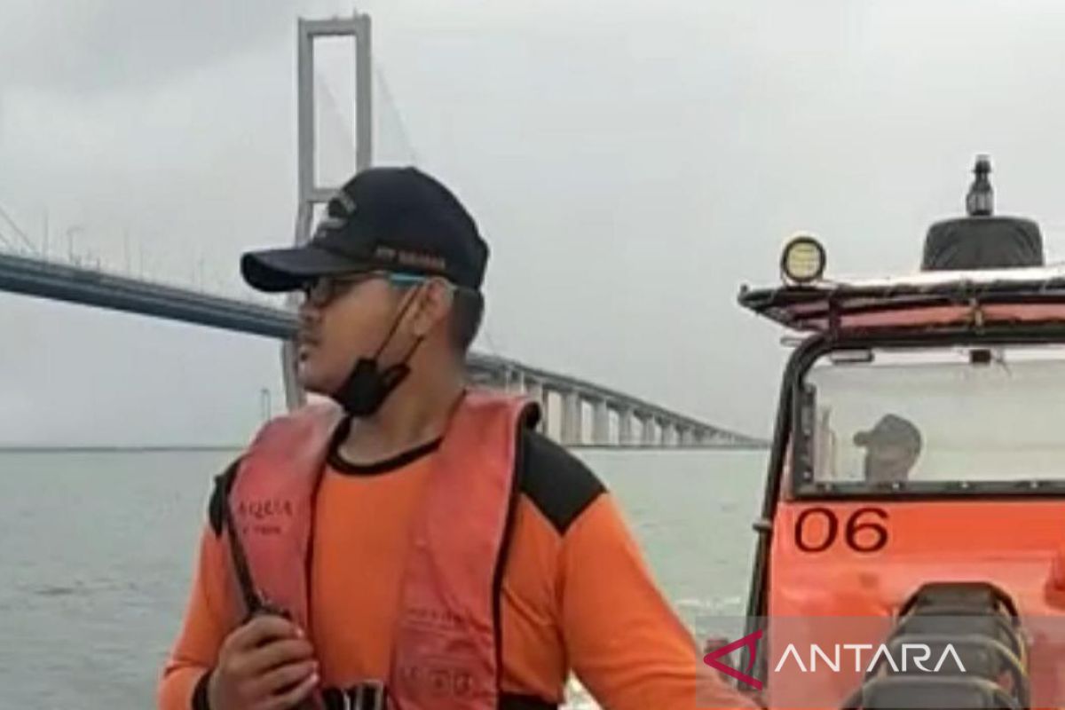 Seorang pemuda diduga bunuh diri lompat dari Jembatan Suramadu