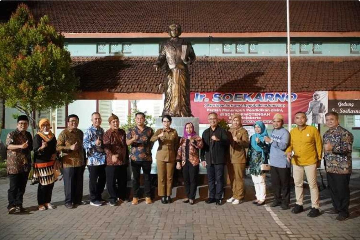 Ning Ita kenalkan cagar budaya Mojokerto kepada Wali Kota Singkawang