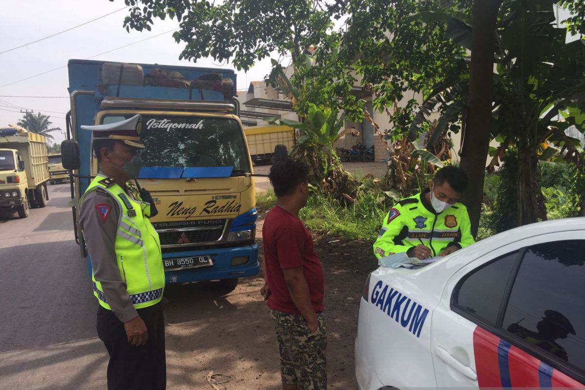 Langgar jam operasi, ratusan pengemudi truk batubara ditilang