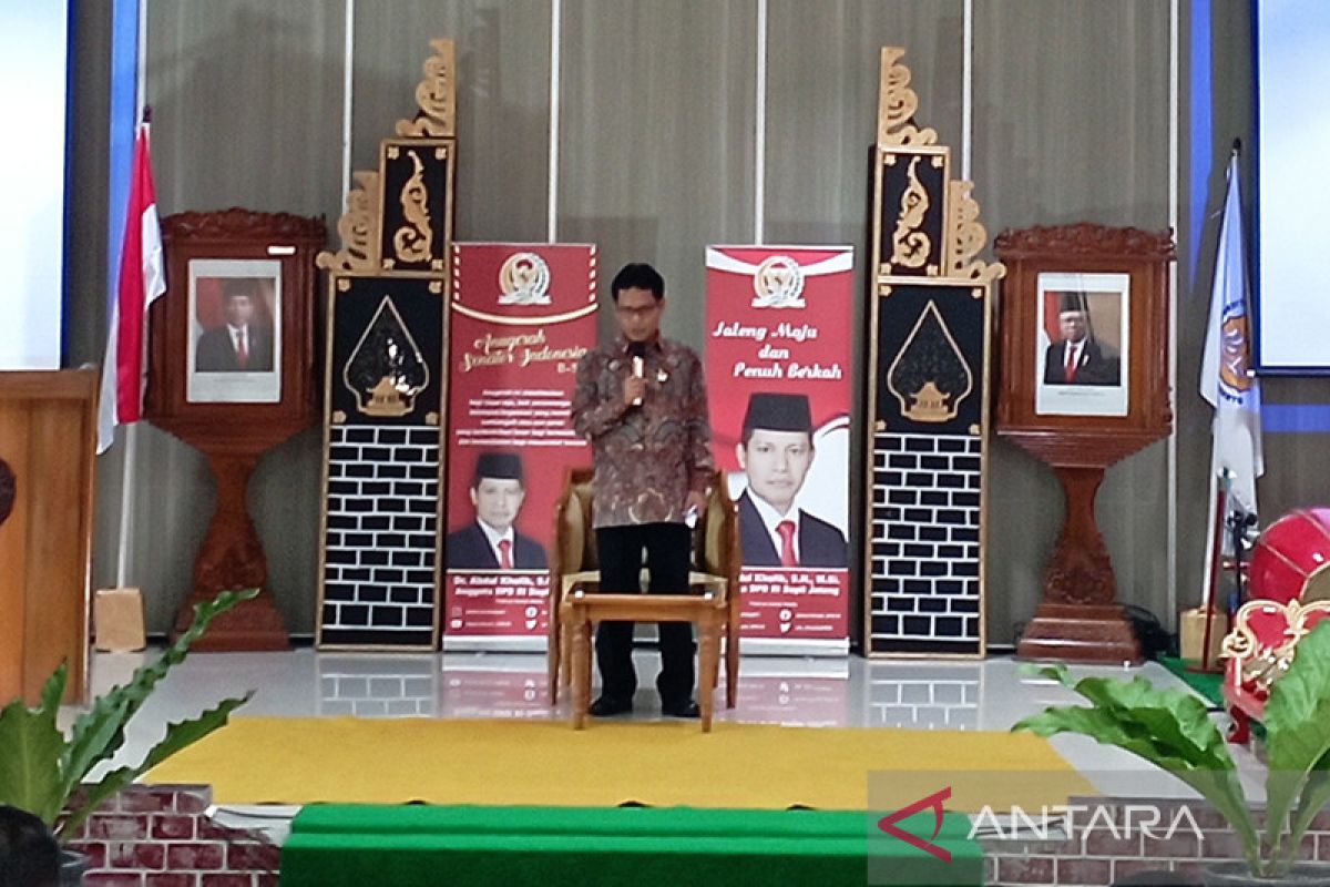 Anggota DPD RI berikan anugerah bidang sastra kepada Ahmad Tohari